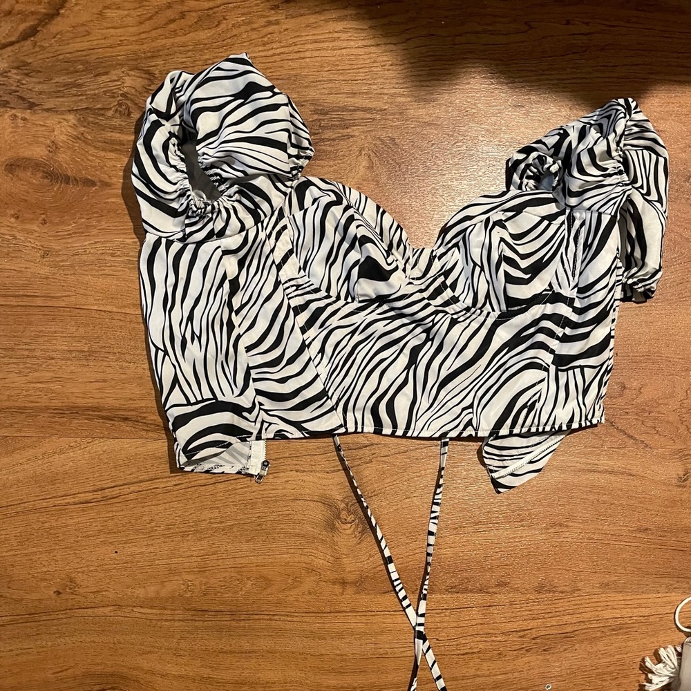 Cute zebra crop top new with tags, fits more like a 6 (s/m)